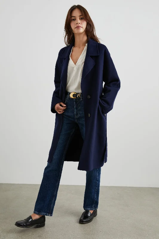 Women's cropped down jackets in bold colors for a sporty and fashionable winter outfit MARTA COAT - NAVY Women's cropped down jackets in bold colors for a sporty and fashionable winter outfit MARTA COAT - NAVY