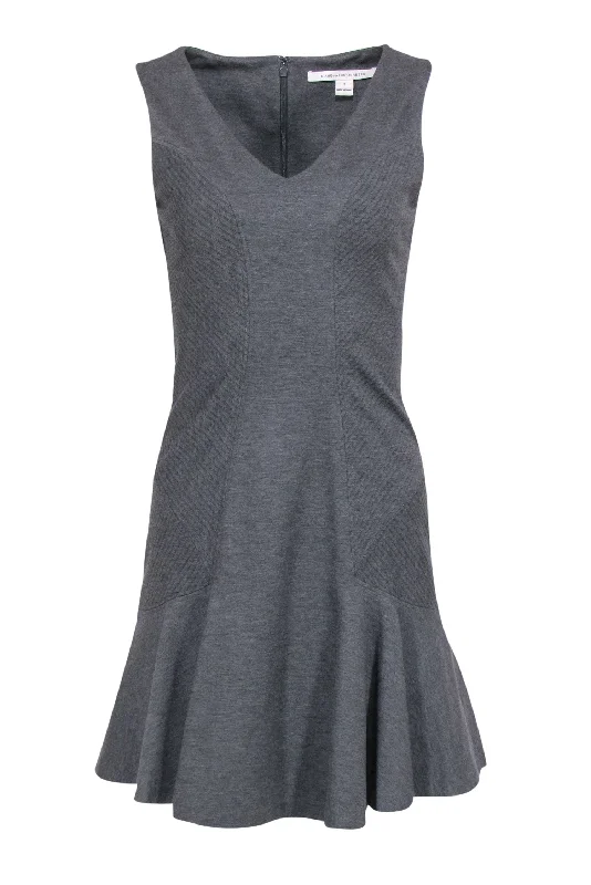 Ruffled Women Dress with Multiple Layers for a Playful and Girly Style Ruffled Women Dress with Multiple Layers for a Playful and Girly Style Diane von Furstenberg - Grey Sleeveless Flare Dress Sz 4 Ruffled Women Dress with Multiple Layers for a Playful and Girly Style Ruffled Women Dress with Multiple Layers for a Playful and Girly Style Diane von Furstenberg - Grey Sleeveless Flare Dress Sz 4