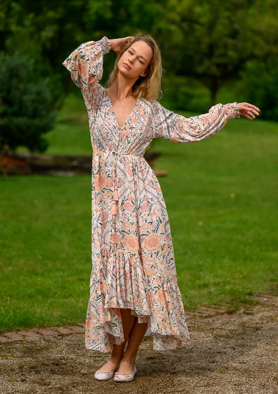 Maxi dresses with a ruffled neckline for a charming look Francesca Sky Roses White Dress Maxi dresses with a ruffled neckline for a charming look Francesca Sky Roses White Dress