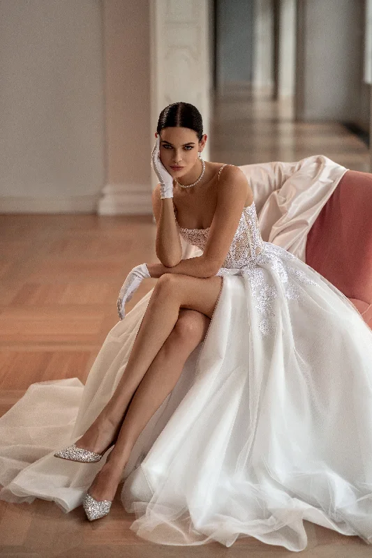 Halter - neck wedding dresses with a unique neckline A-Line Spaghetti Strap Wedding Dress with Side Slit Halter - neck wedding dresses with a unique neckline A-Line Spaghetti Strap Wedding Dress with Side Slit