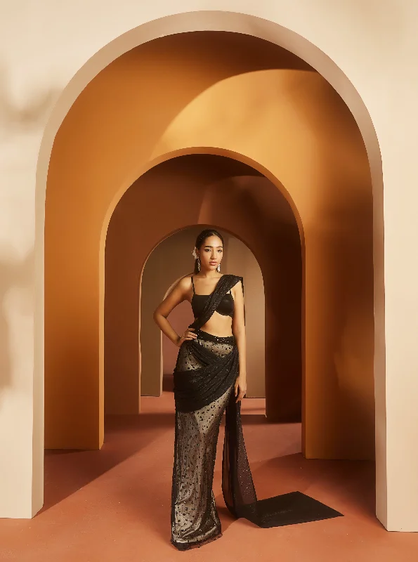 Sequined short holiday dresses for a sparkly New Year's Eve look Shereen Black and Embroidered Pre-Draped Saree Set Sequined short holiday dresses for a sparkly New Year's Eve look Shereen Black and Embroidered Pre-Draped Saree Set