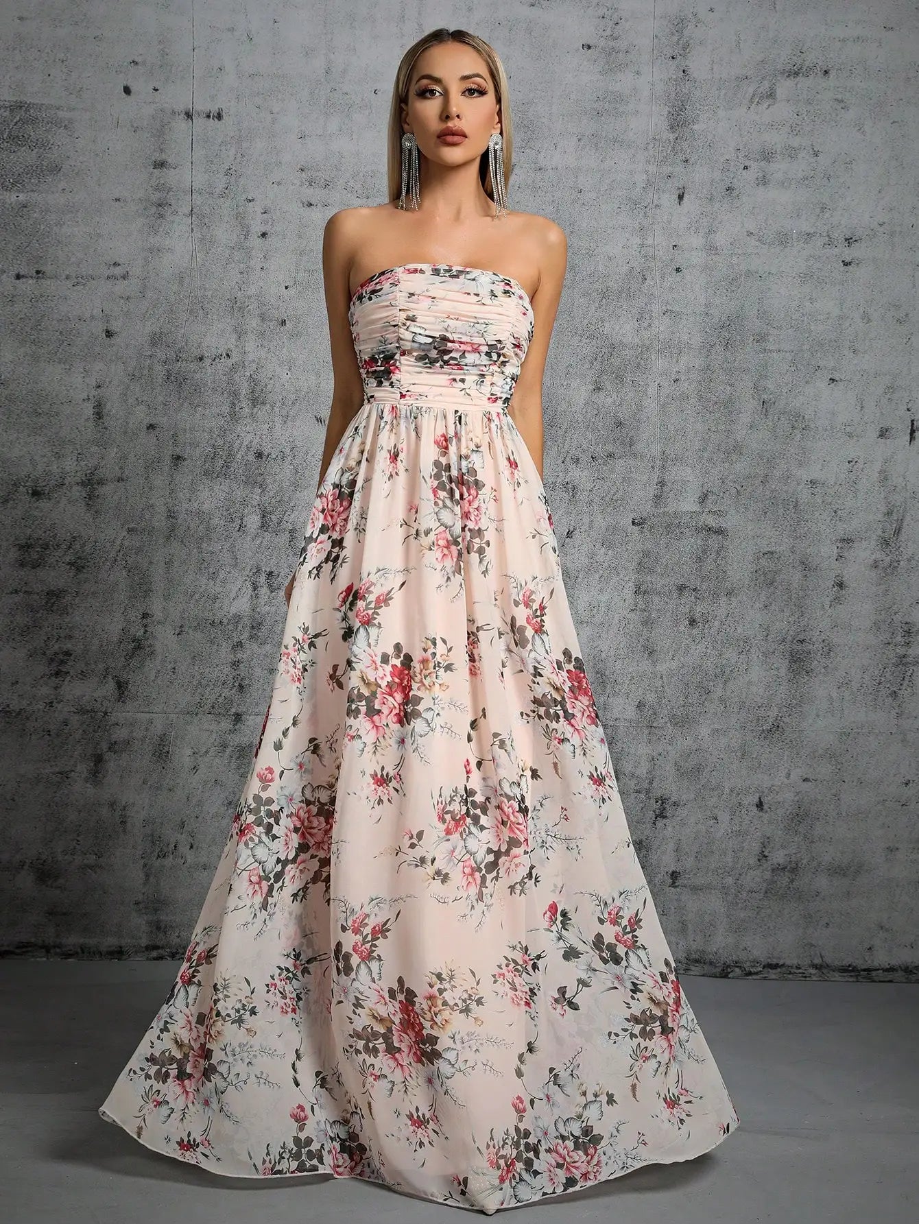 Cocktail dresses with a fringe detail and a sleeveless design Strapless Pleated Floral Printed Chiffon Maxi Dress Cocktail dresses with a fringe detail and a sleeveless design Strapless Pleated Floral Printed Chiffon Maxi Dress