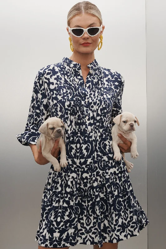  Caracelle Smock Dress In White With Navy Print