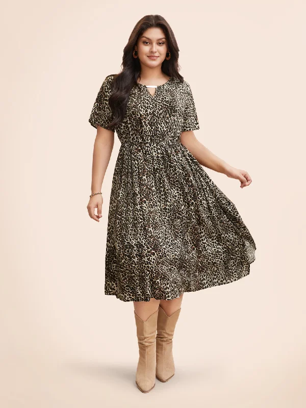 Everyday Dress with Paisley Print for a Vintage Look Leopard Print Keyhole Metal Detail Dress Everyday Dress with Paisley Print for a Vintage Look Leopard Print Keyhole Metal Detail Dress